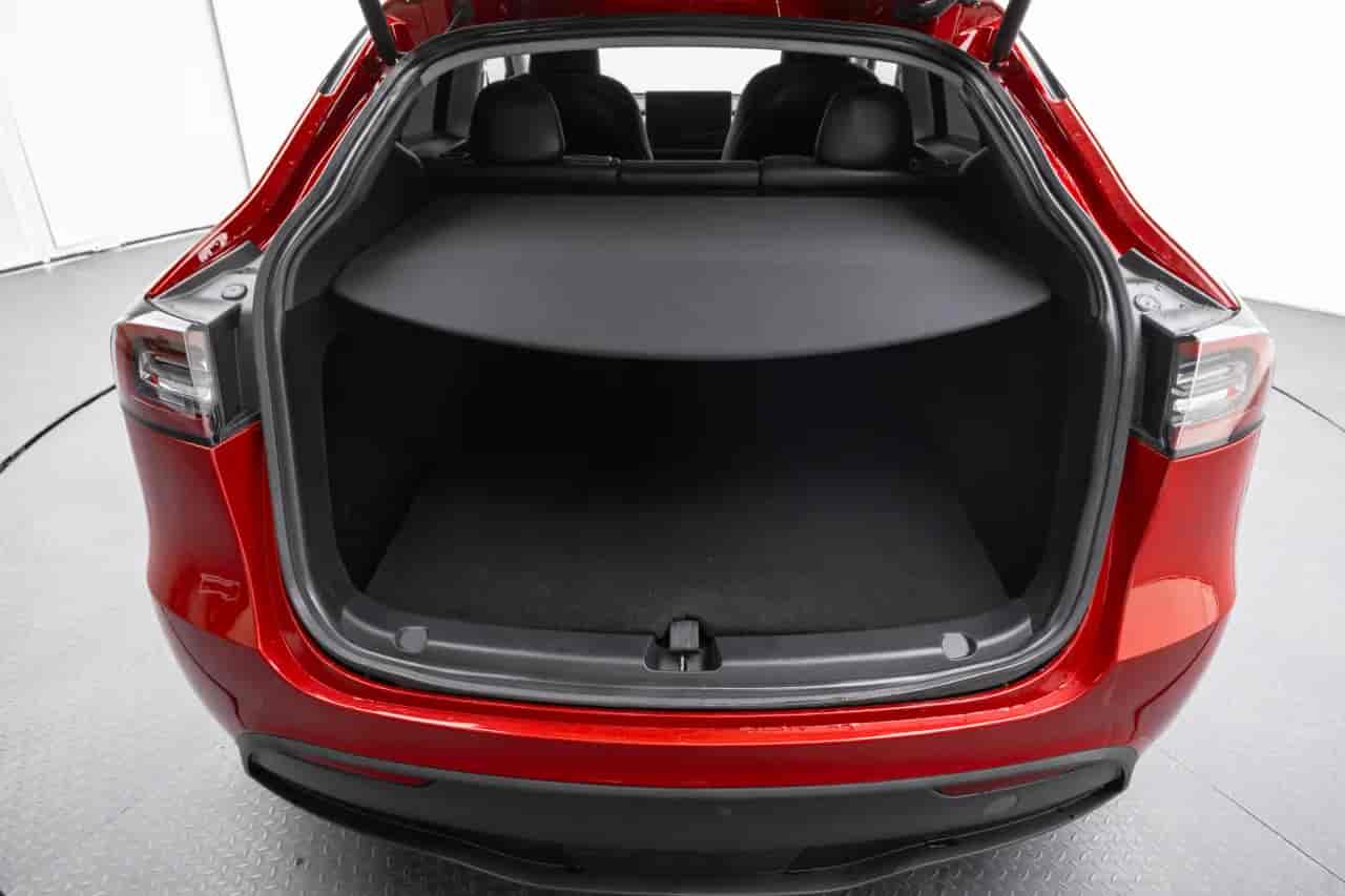 TESLA Model Y - 7