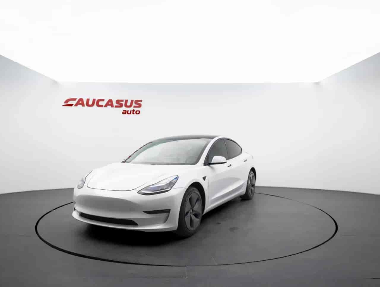 TESLA Model 3 - 1