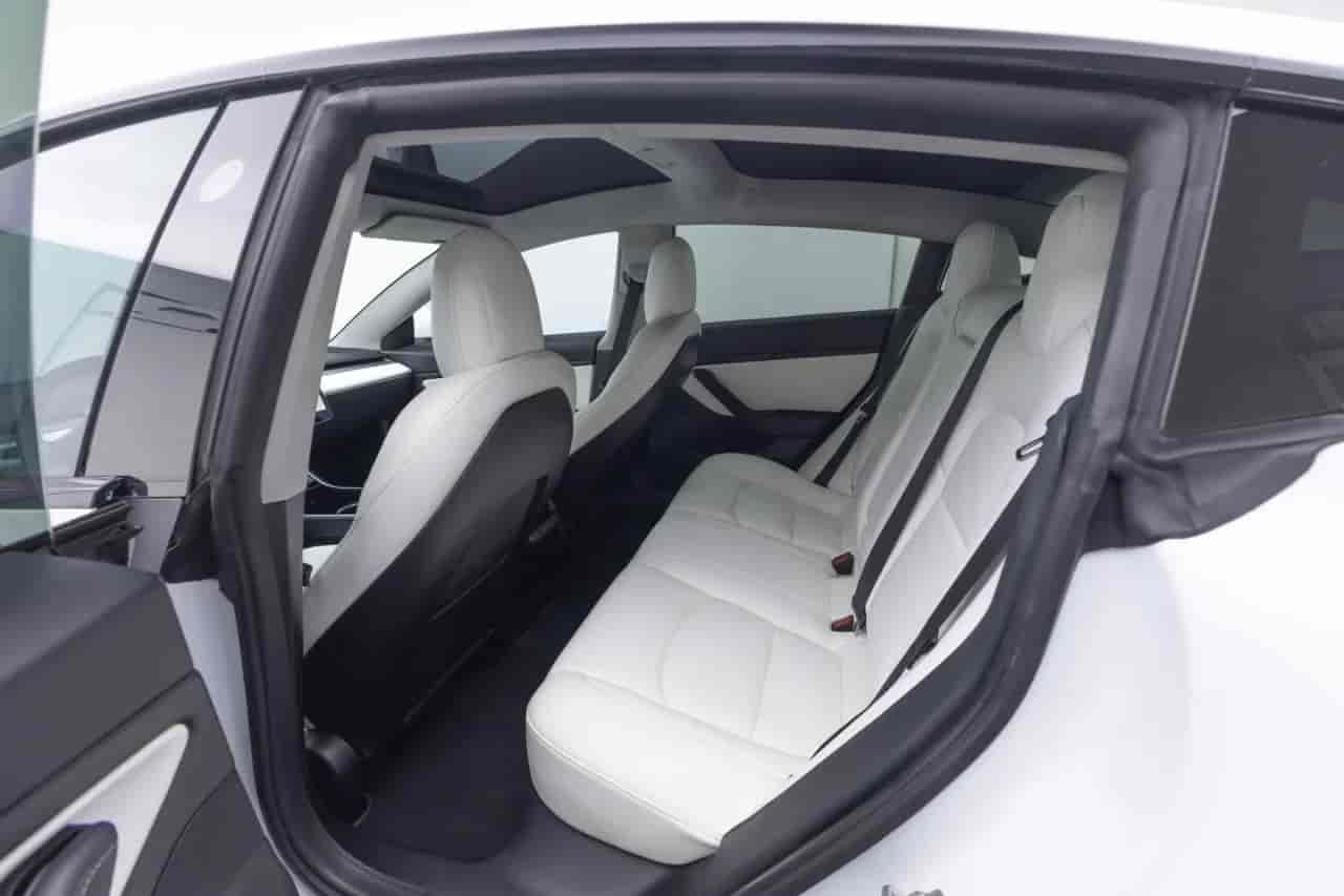 TESLA Model 3 - 8