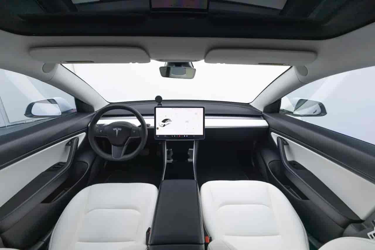 TESLA Model 3 - 9