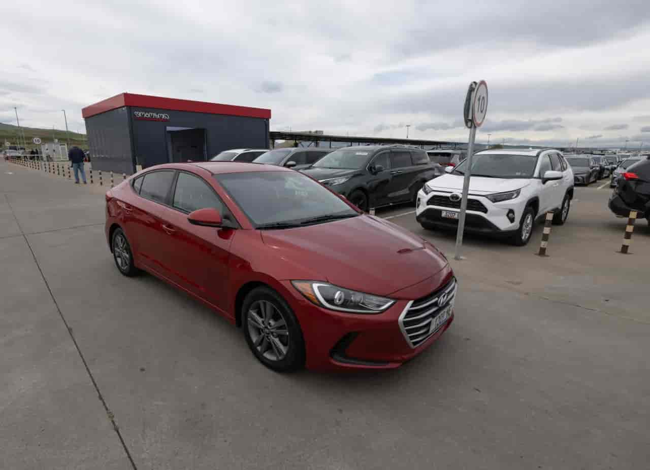 HYUNDAI Elantra - 3