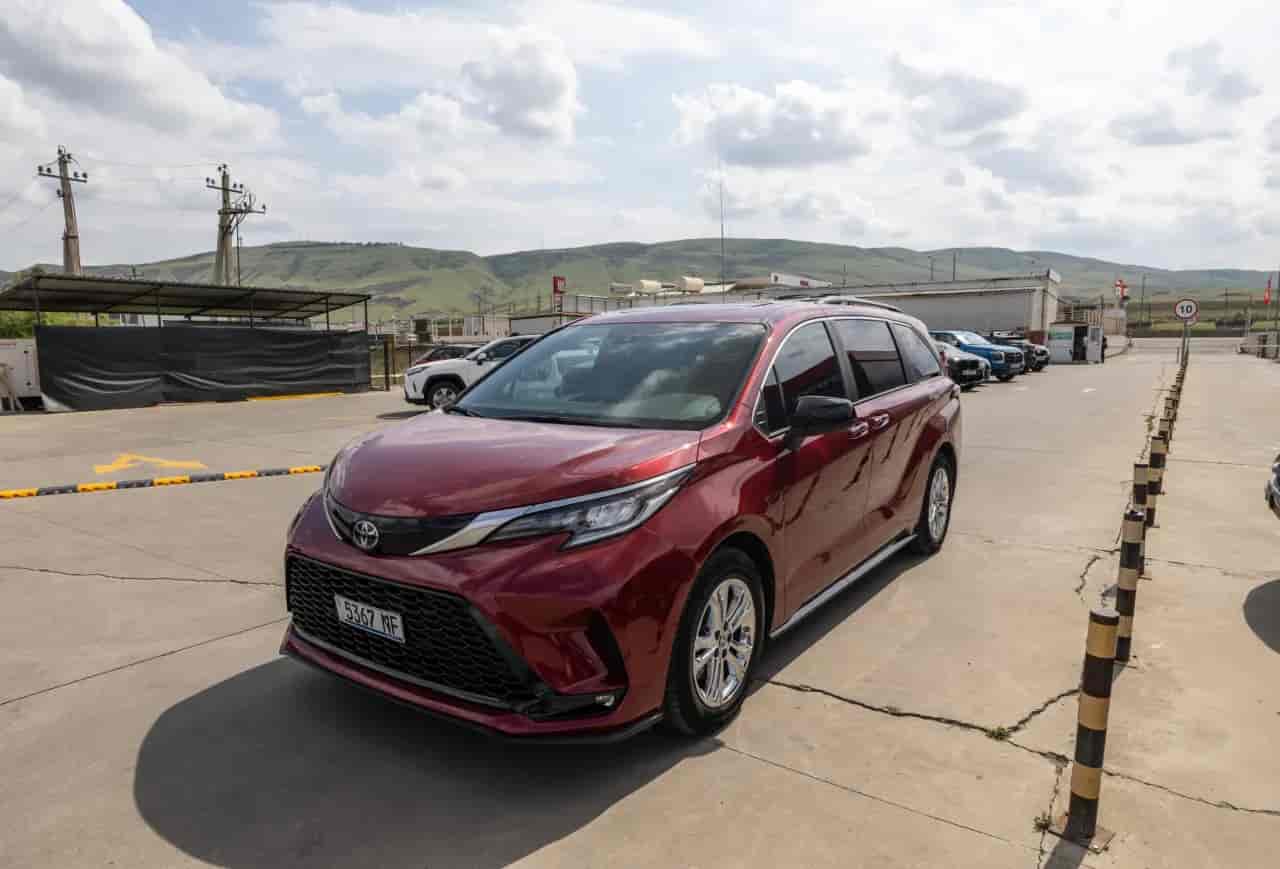 TOYOTA Sienna - 1