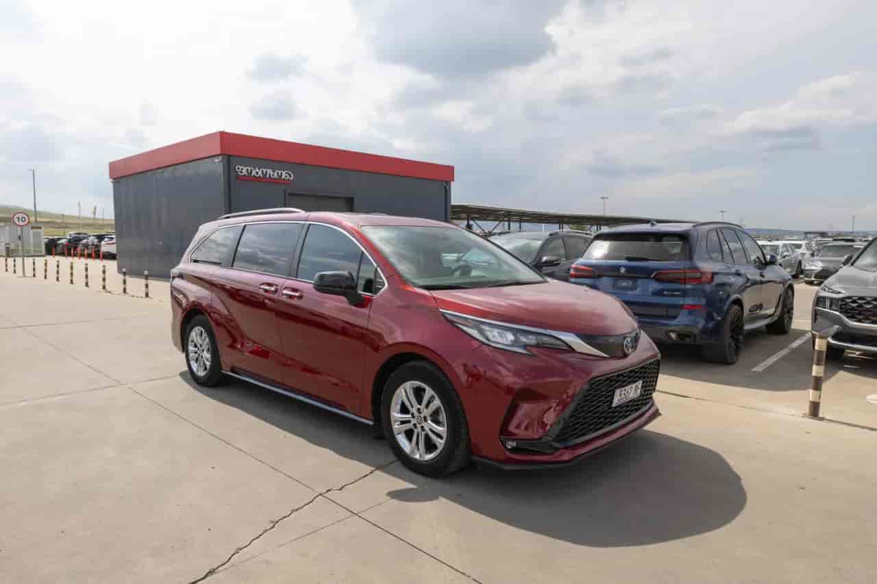 TOYOTA Sienna - 3