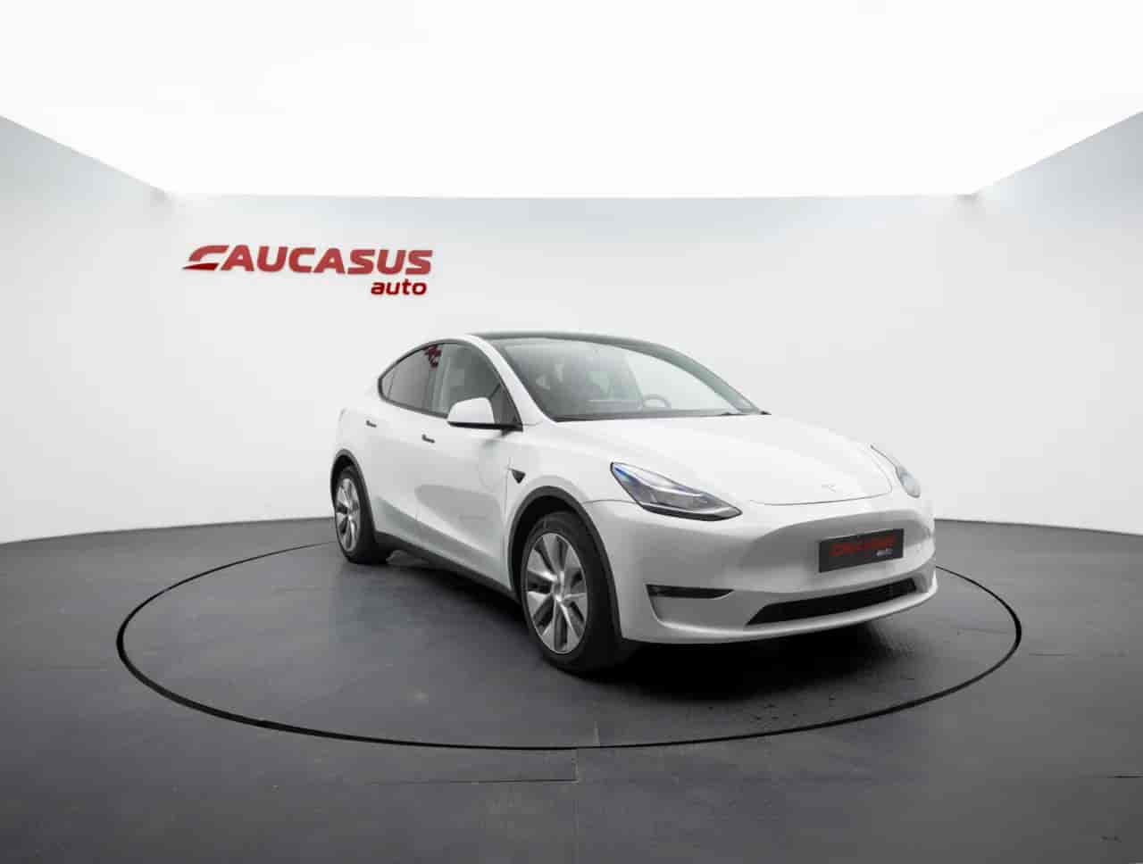 TESLA Model Y - 3