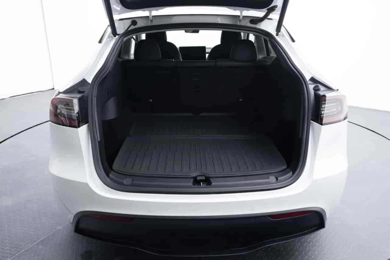 TESLA Model Y - 7