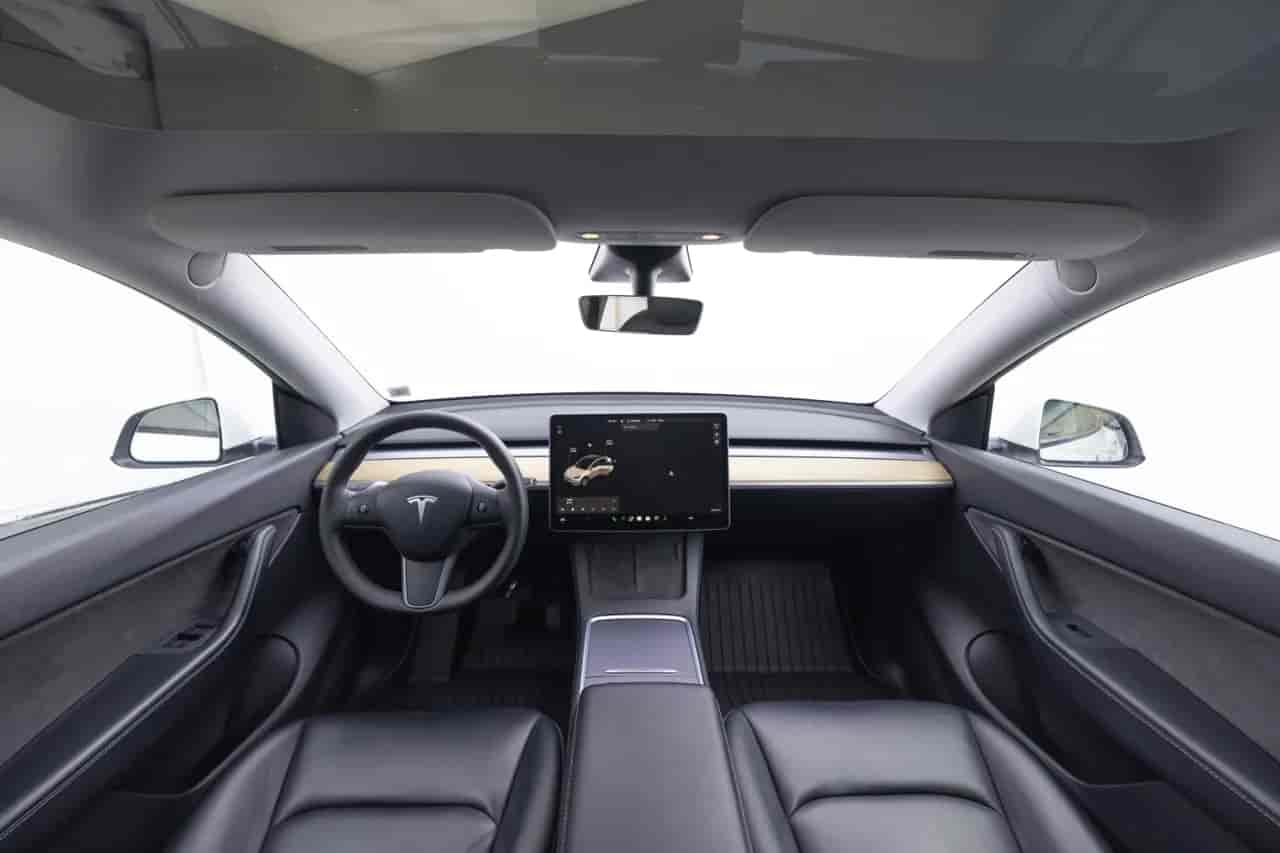 TESLA Model Y - 9