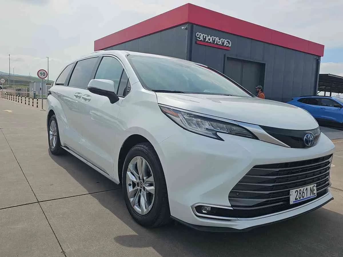 TOYOTA Sienna - 3