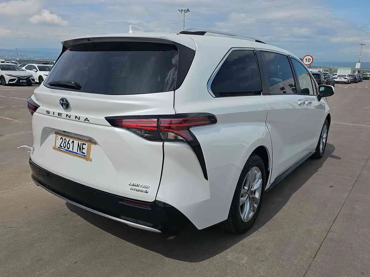 TOYOTA Sienna - 4