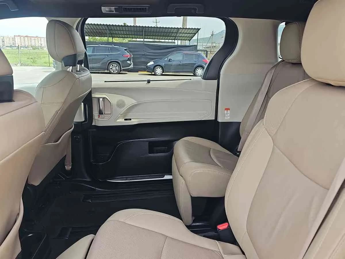 TOYOTA Sienna - 7
