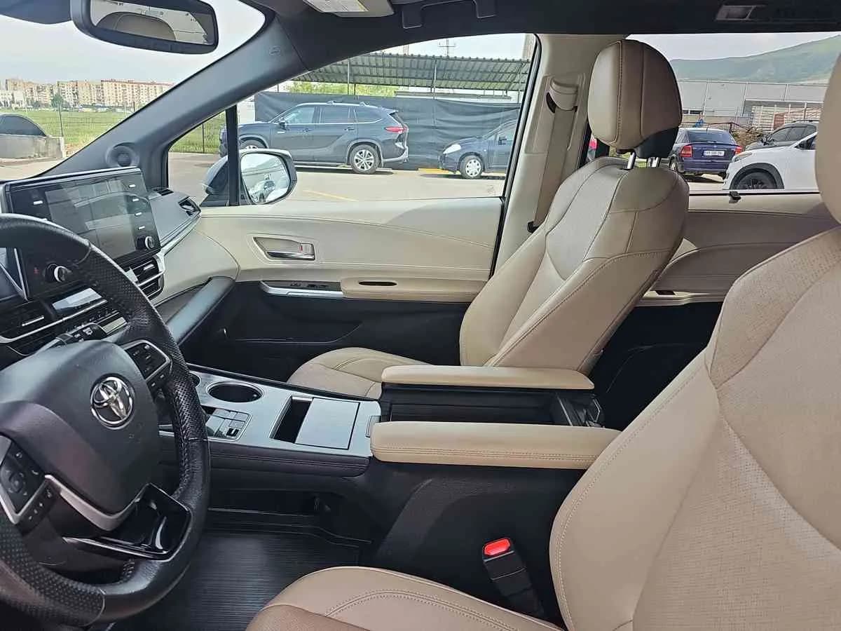 TOYOTA Sienna - 10
