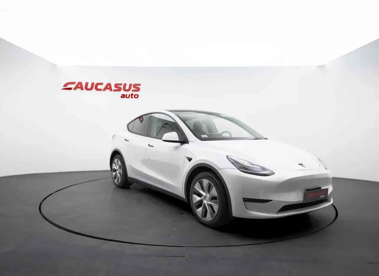 TESLA Model Y - 3