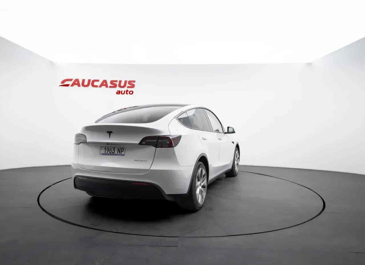 TESLA Model Y - 4