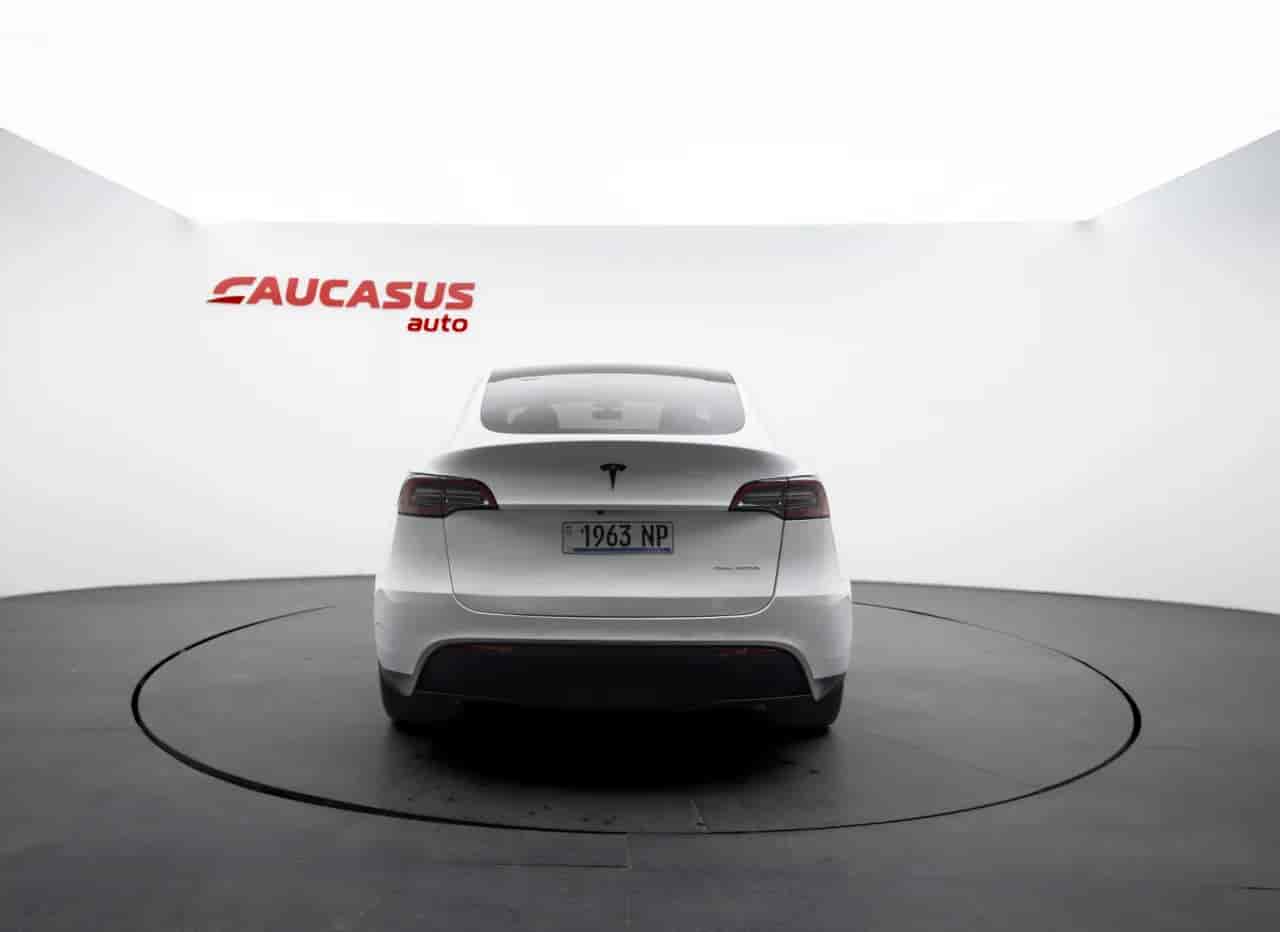 TESLA Model Y - 5