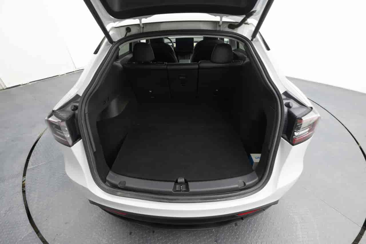 TESLA Model Y - 7