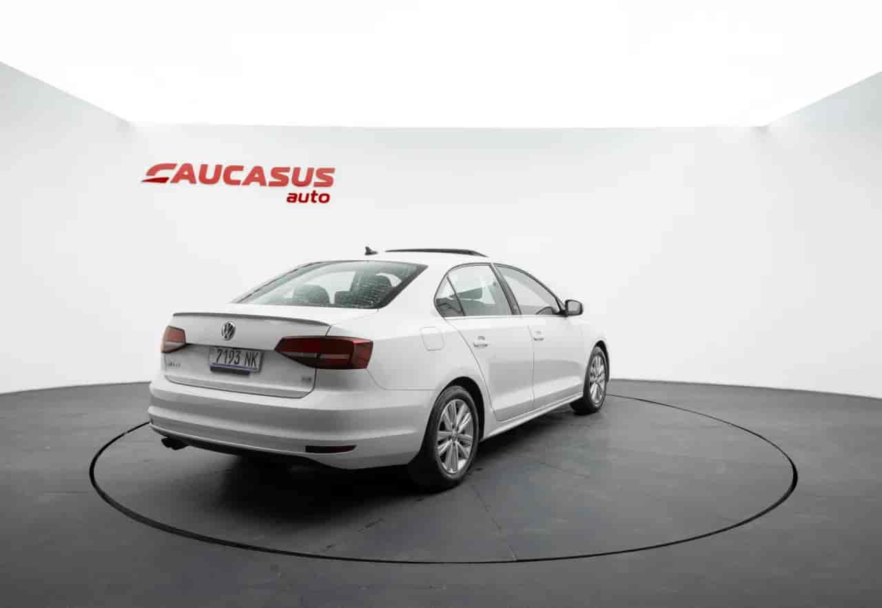 VOLKSWAGEN Jetta - 4