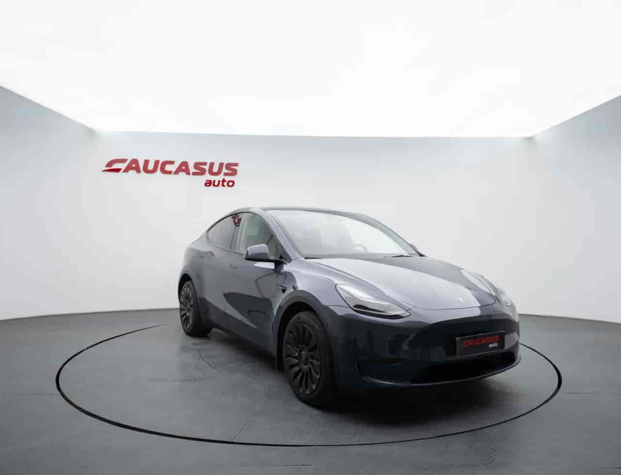 TESLA Model Y - 3