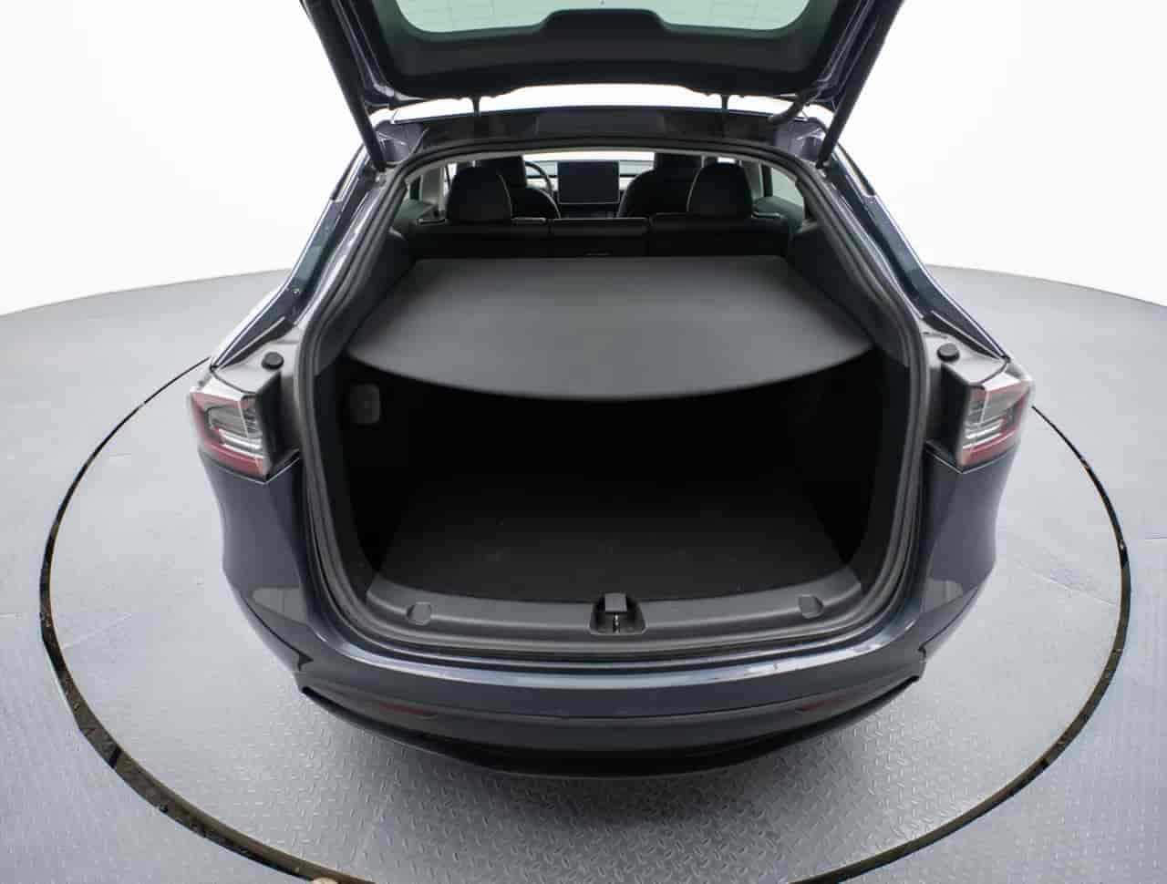 TESLA Model Y - 7