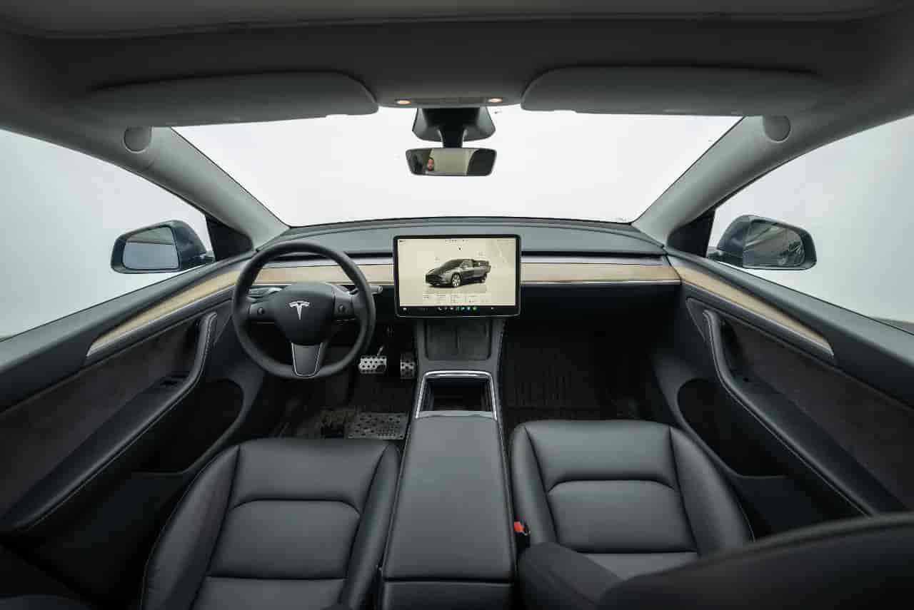 TESLA Model Y - 9