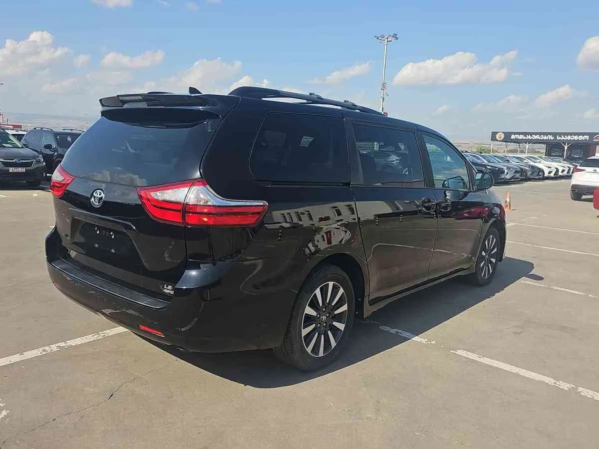 TOYOTA Sienna - 4