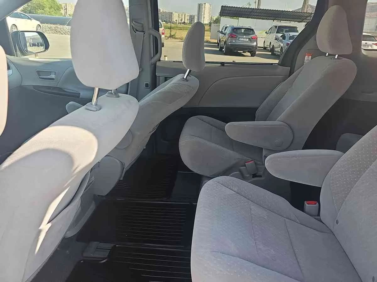 TOYOTA Sienna - 7
