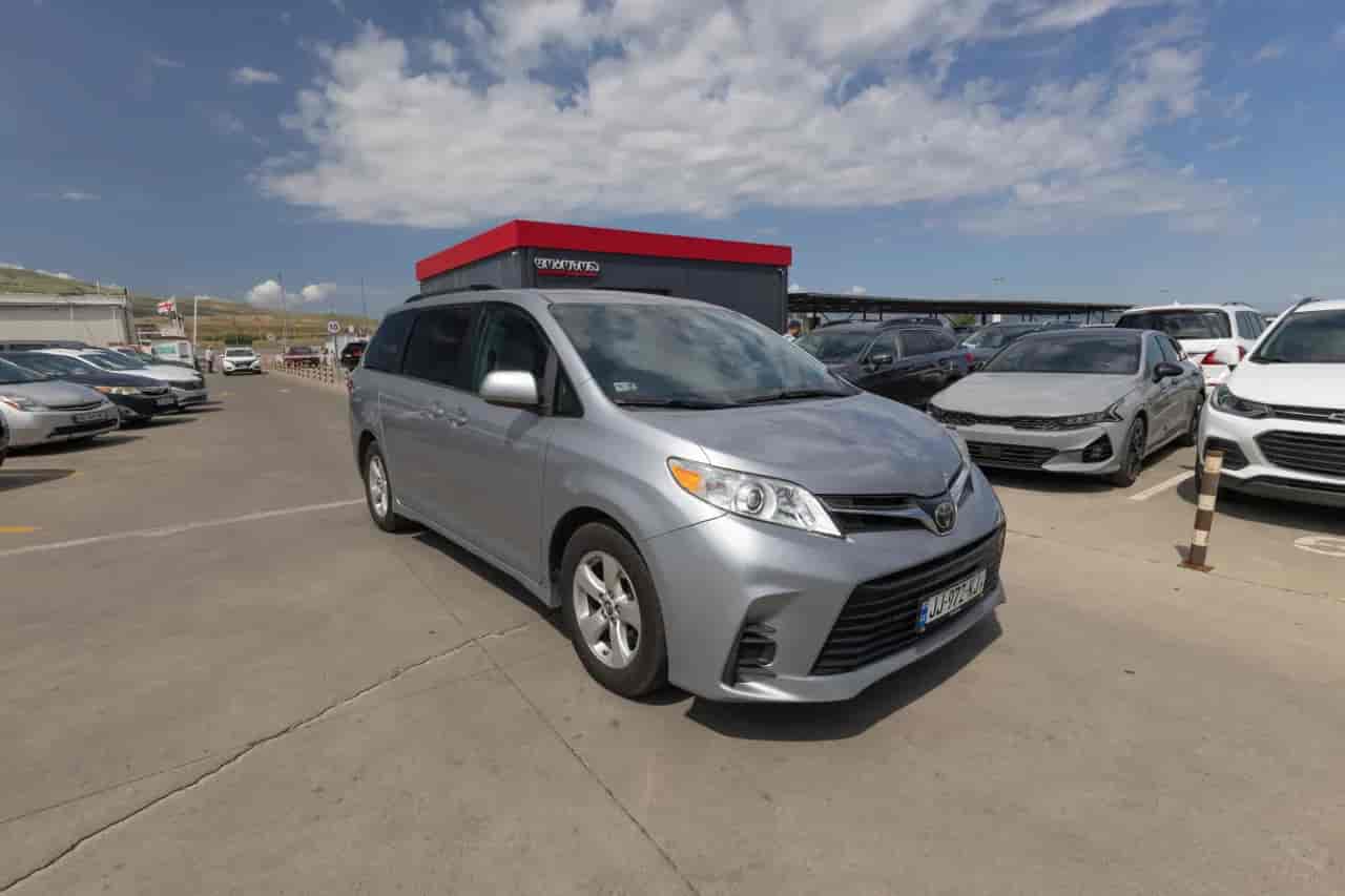 TOYOTA Sienna - 3