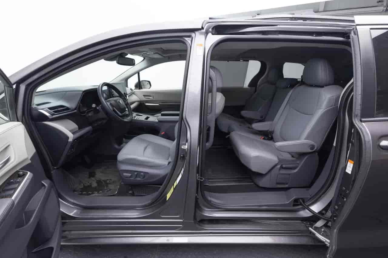 TOYOTA Sienna - 8