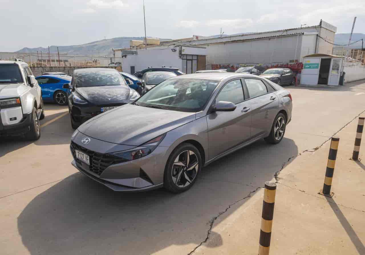 HYUNDAI Elantra - 1