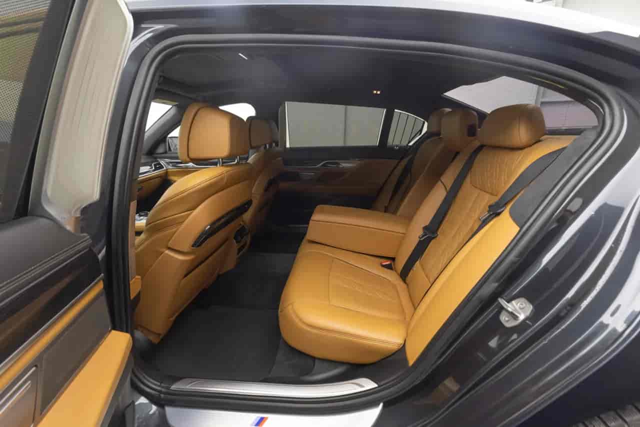 BMW 7-Series - 8