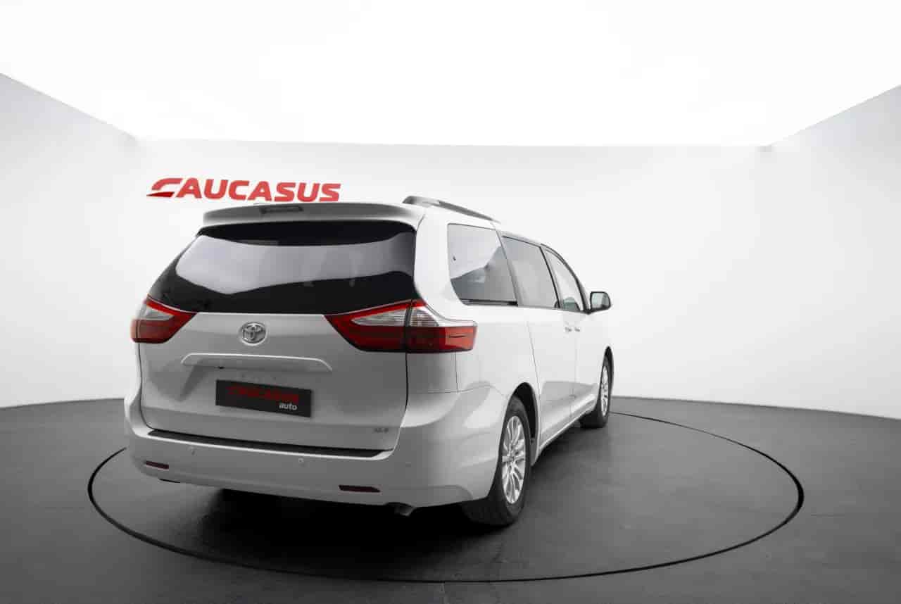 TOYOTA Sienna - 4