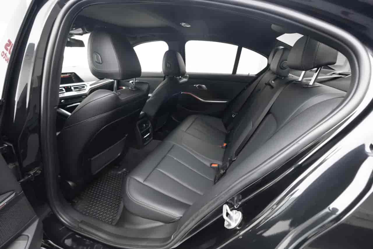 BMW 330i - 8