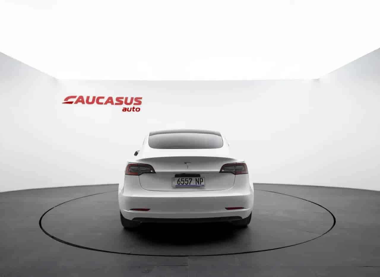 TESLA Model 3 - 5