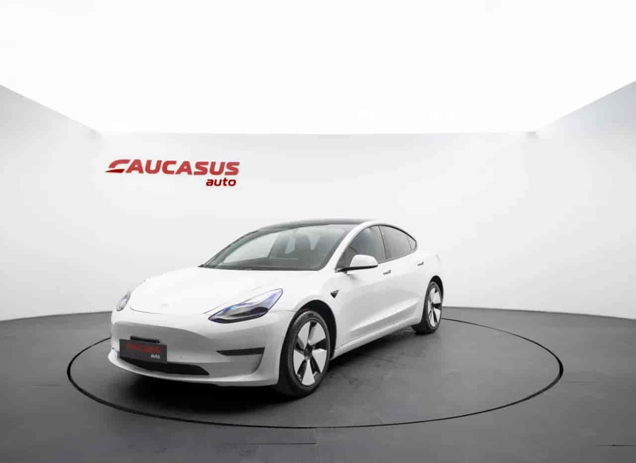 TESLA Model 3 - 1