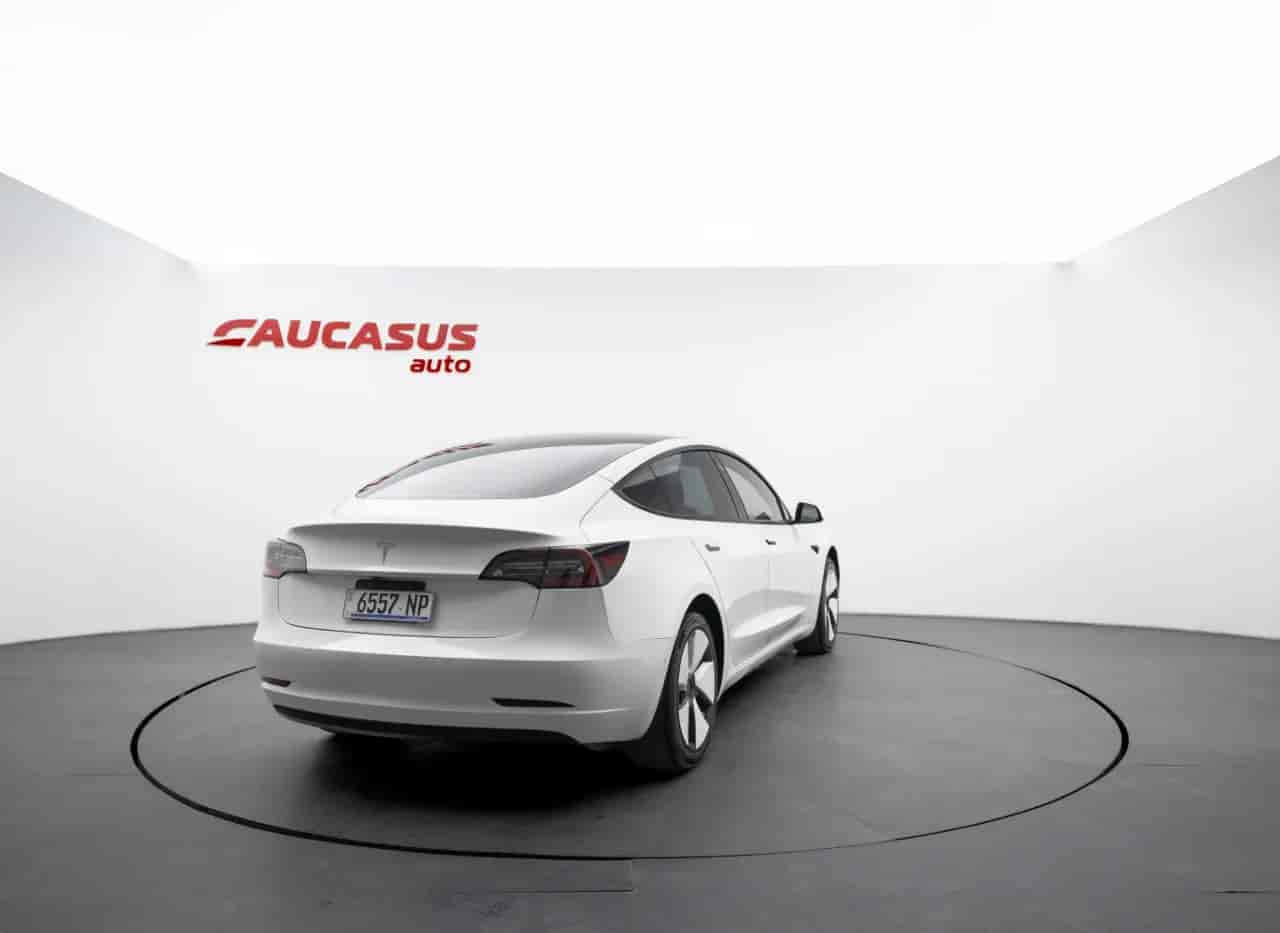TESLA Model 3 - 4