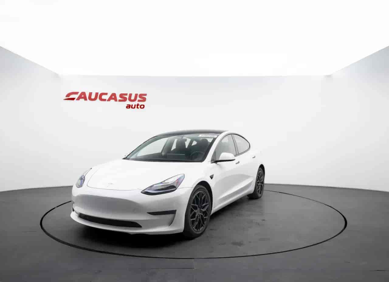 TESLA Model 3 - 1