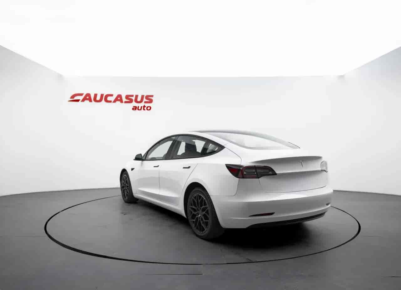 TESLA Model 3 - 6