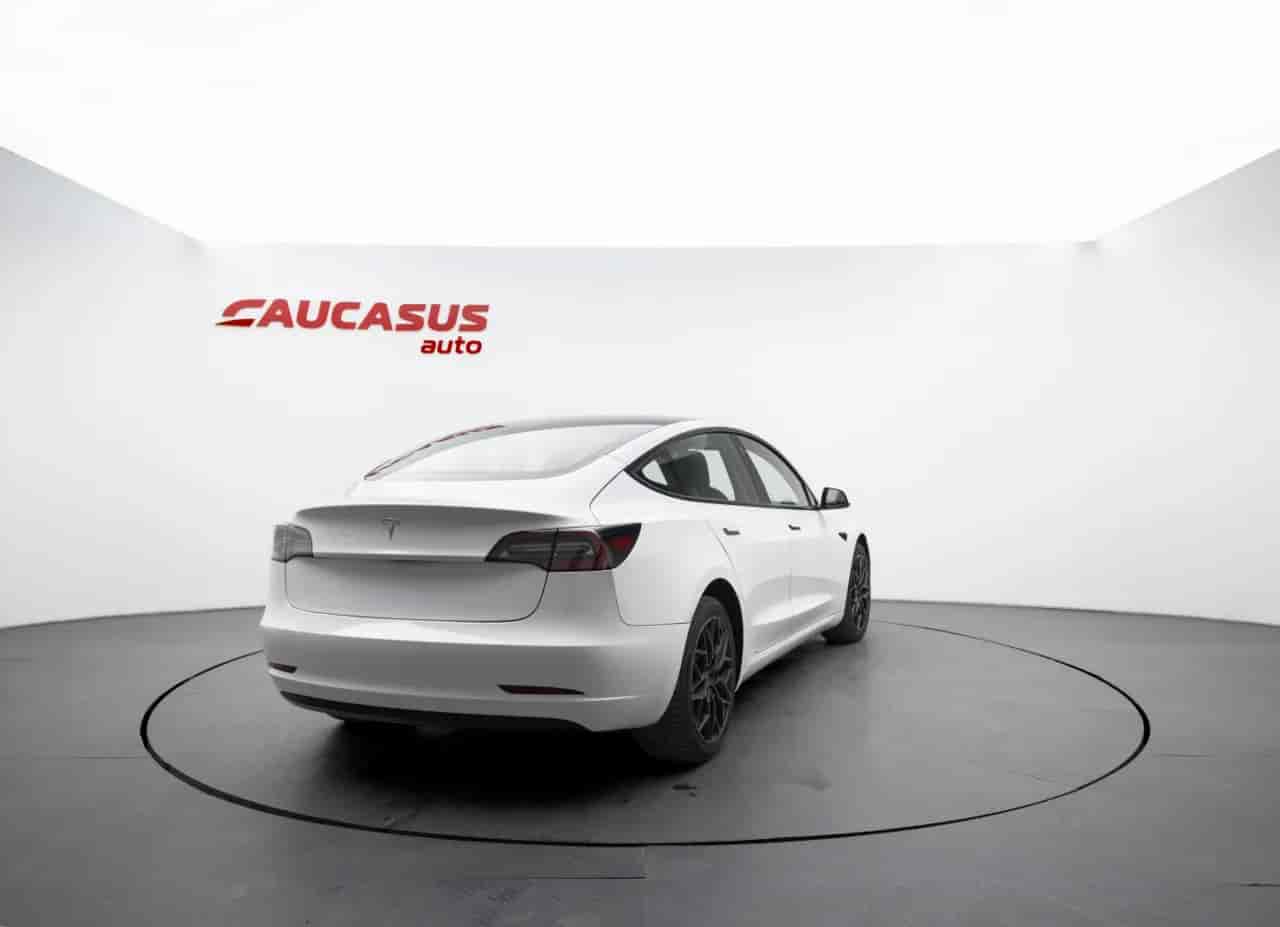 TESLA Model 3 - 4