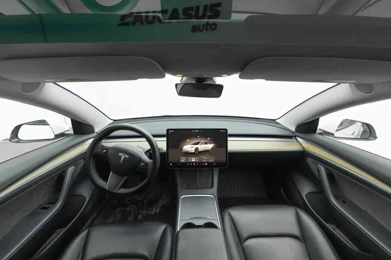 TESLA Model 3 - 9