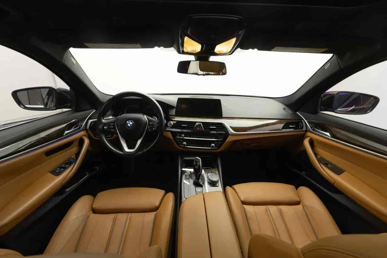 BMW 5-Series - 9