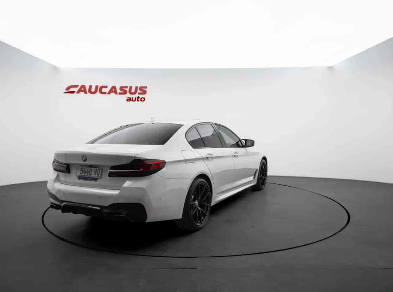 BMW 5-Series - 4