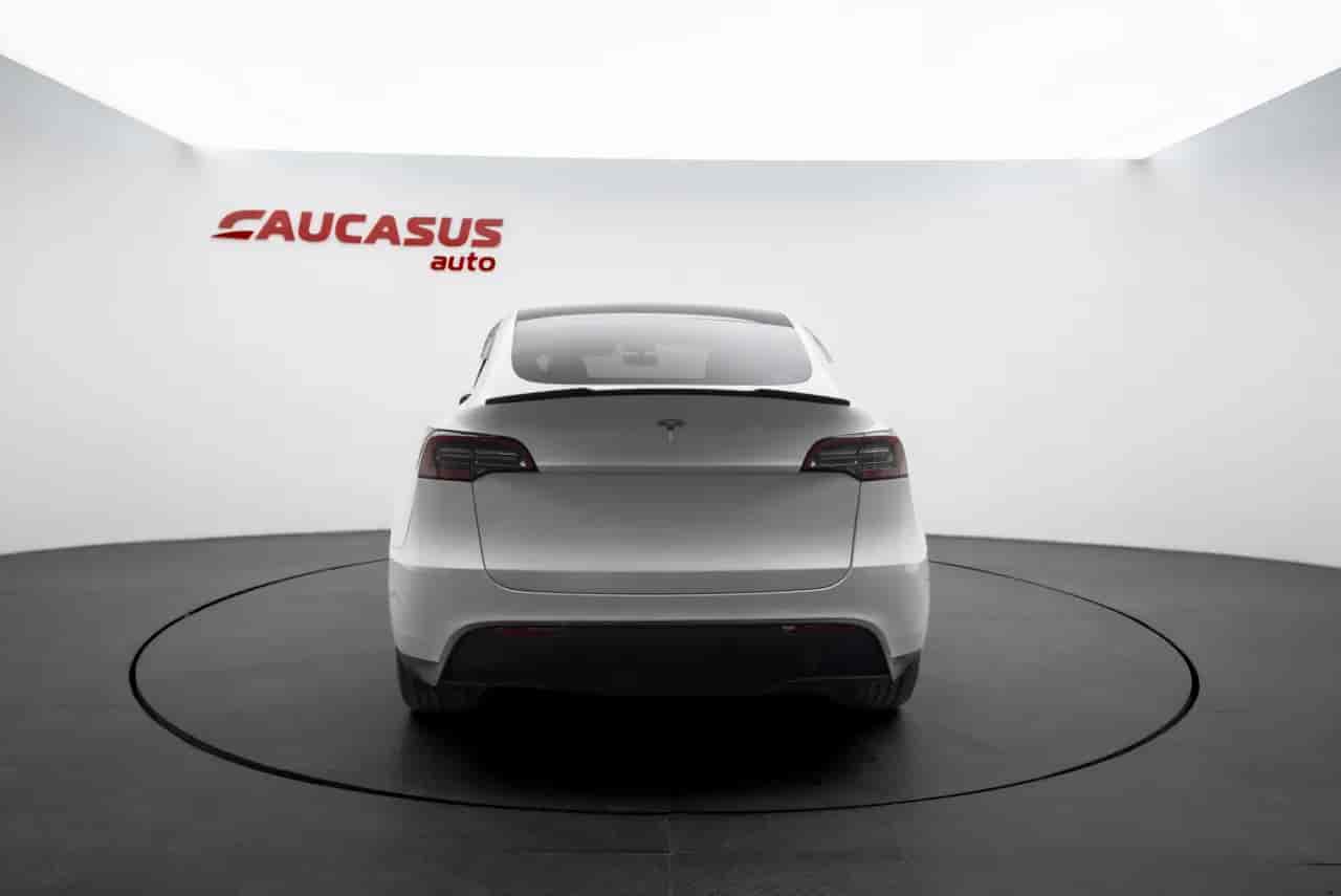 TESLA Model Y - 5