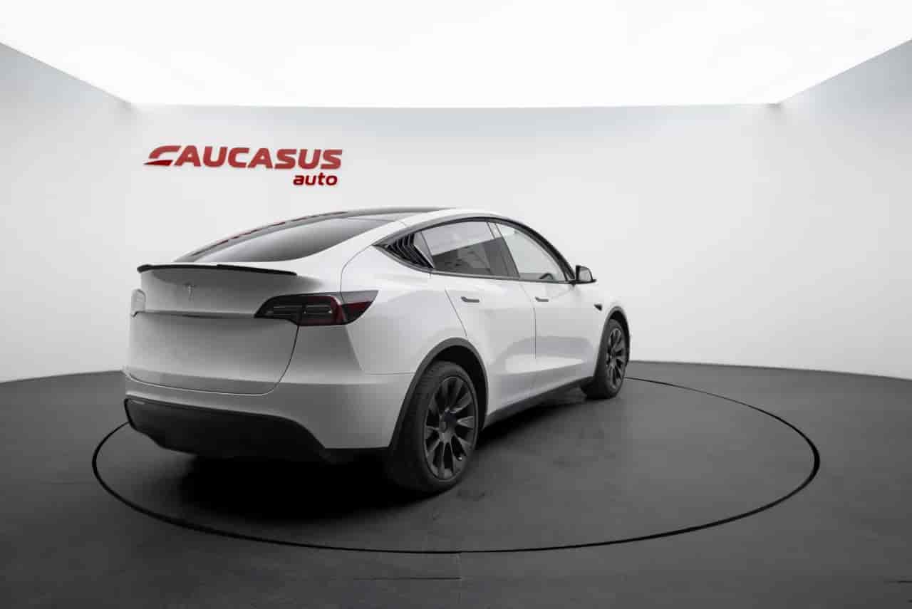 TESLA Model Y - 4
