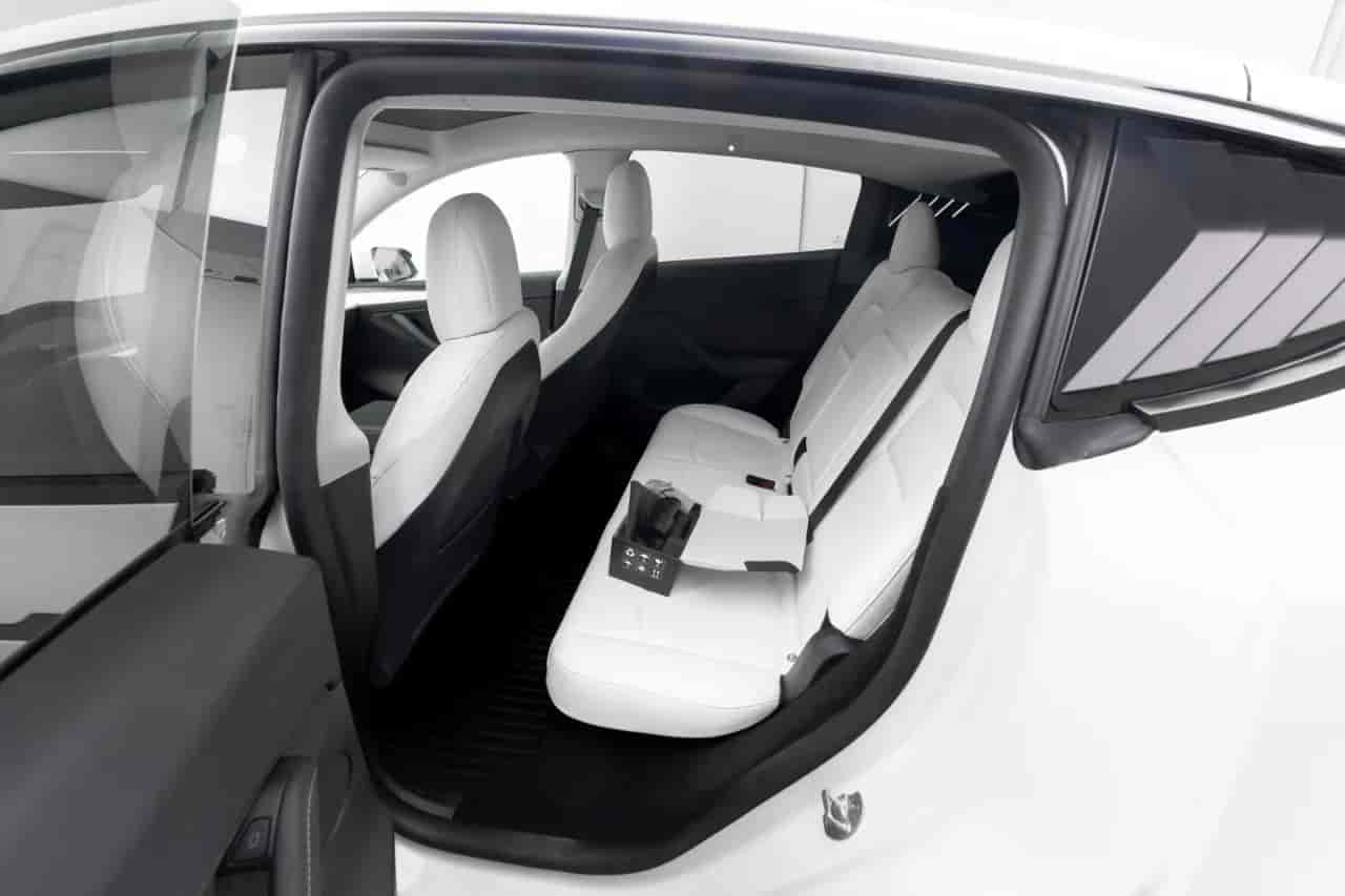TESLA Model Y - 8
