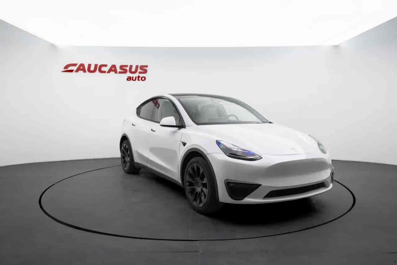 TESLA Model Y - 3