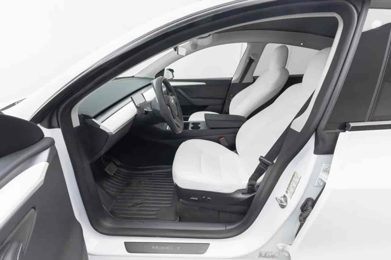 TESLA Model Y - 10