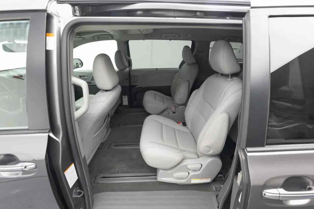 TOYOTA Sienna - 8