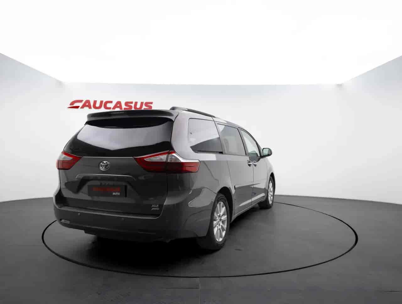 TOYOTA Sienna - 4