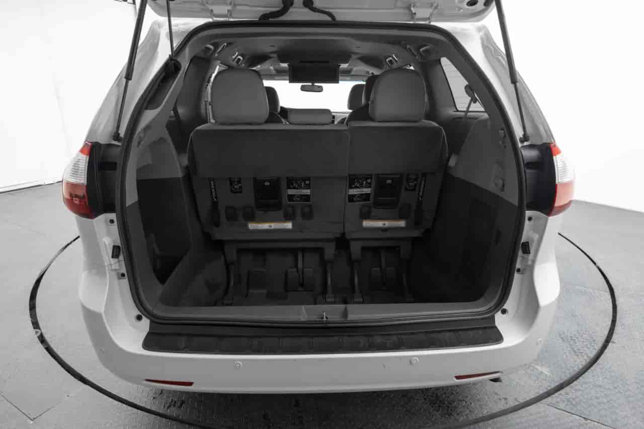 TOYOTA Sienna - 7