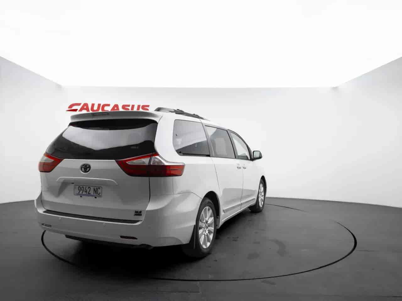 TOYOTA Sienna - 4