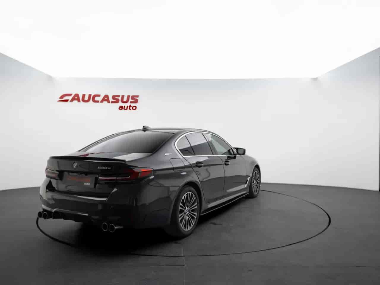 BMW 5-Series - 4