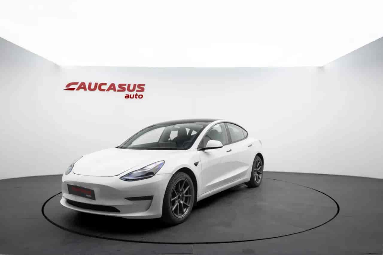 TESLA Model 3 - 1